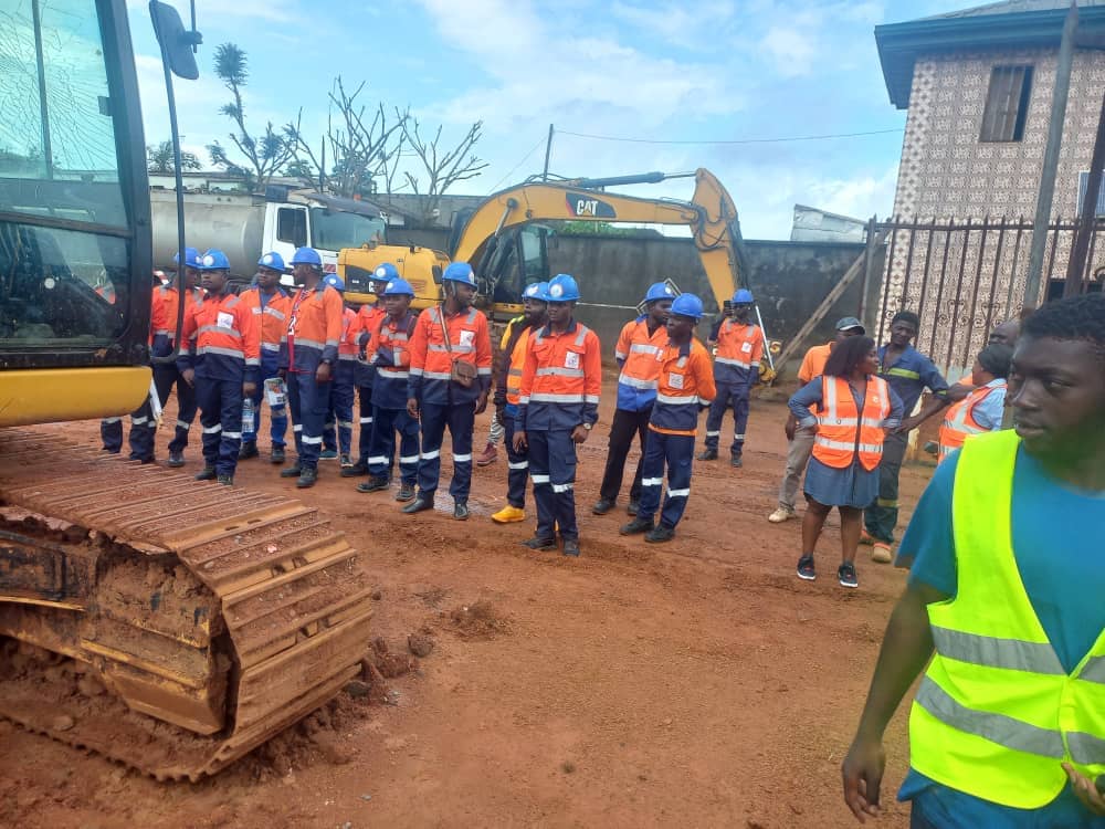Large cohorte de stagiaires CFP-CIC en tenue de sécurité sur chantier