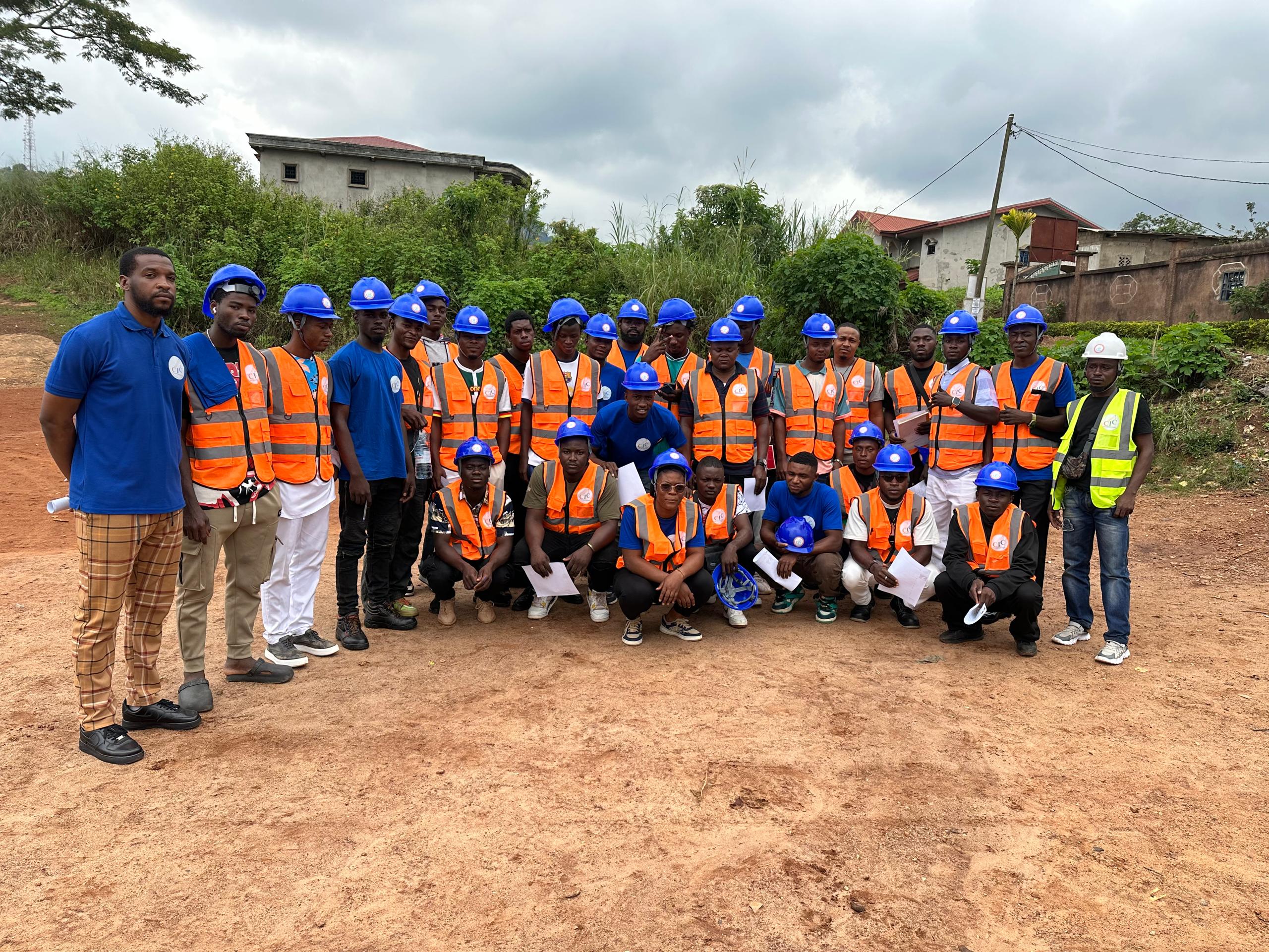 Cohorte de stagiaires CFP-CIC en gilet orange et casque